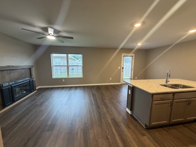 Photo - 1511 Heritage Cir SE