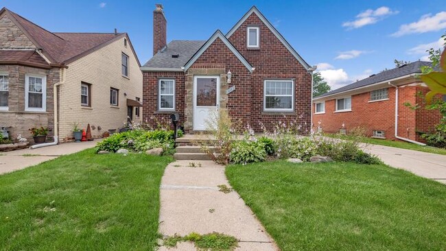 Photo - 989 Riverbank St House