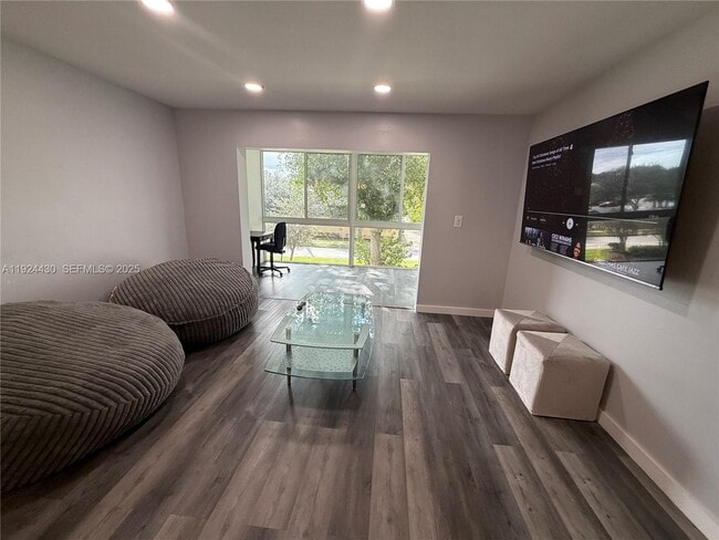 Building Photo - 1000 Country Club Dr Unit 309