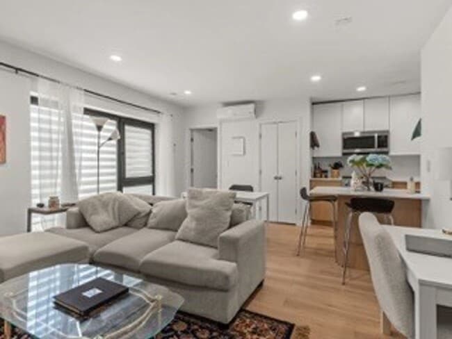 Building Photo - 1Br/1Bth apartment available June 1, 2026. Great location. Laundry in unit!