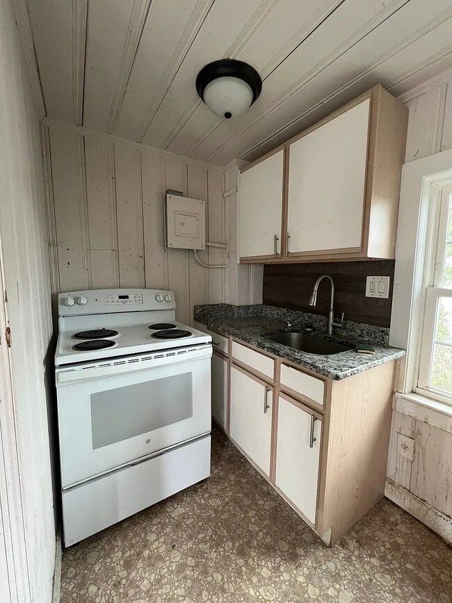 Photo - 406 8th Ave S