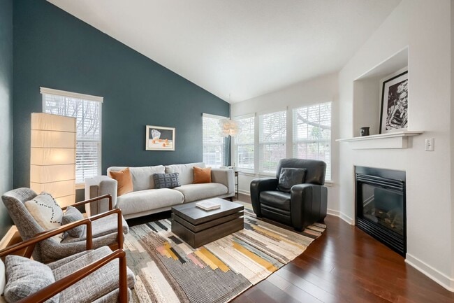 Building Photo - 2 BDR Gorgeous Updated Townhome with Huge Garden