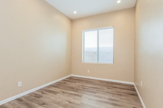 5037 W Nancy Ln