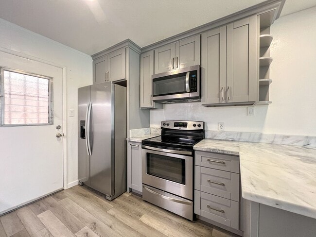 Building Photo - 2 Bedroom Unit, 1.5 baths with one assigne... Rental