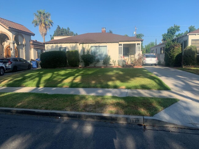 Burbank 2+1 w/large backyard + ample parking! - Burbank 2+1 w/large backyard + ample parking! House