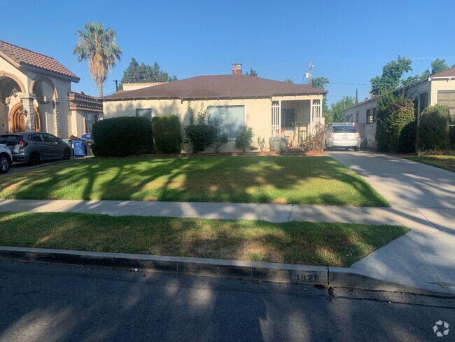 Building Photo - Burbank 2+1 w/large backyard + ample parking! Rental