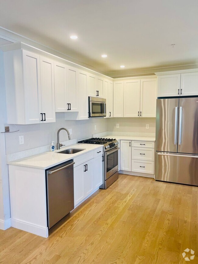 Building Photo - Huge, nicely renovated 4 bed unit with in-... Rental