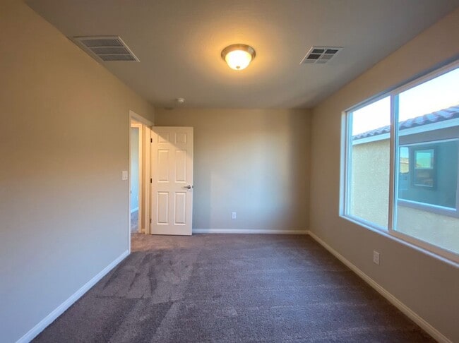 Building Photo - 4 BED 2.5 BATH 2 CAR GARAGE, LARGE CORNER... Rental