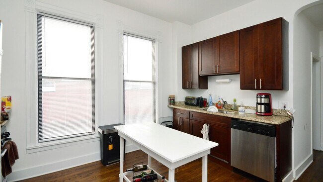 Photo - Large 2bd/ + Den/1bth Updated, in West Town, Avail 8/1! Unit 1F