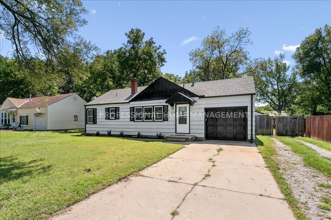 Building Photo - Charming 3 bedroom 1 bath home with 2 gara...
