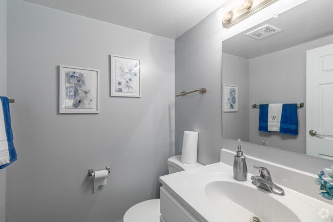 2BR, 2BA - 900SF - Second Bathroom
