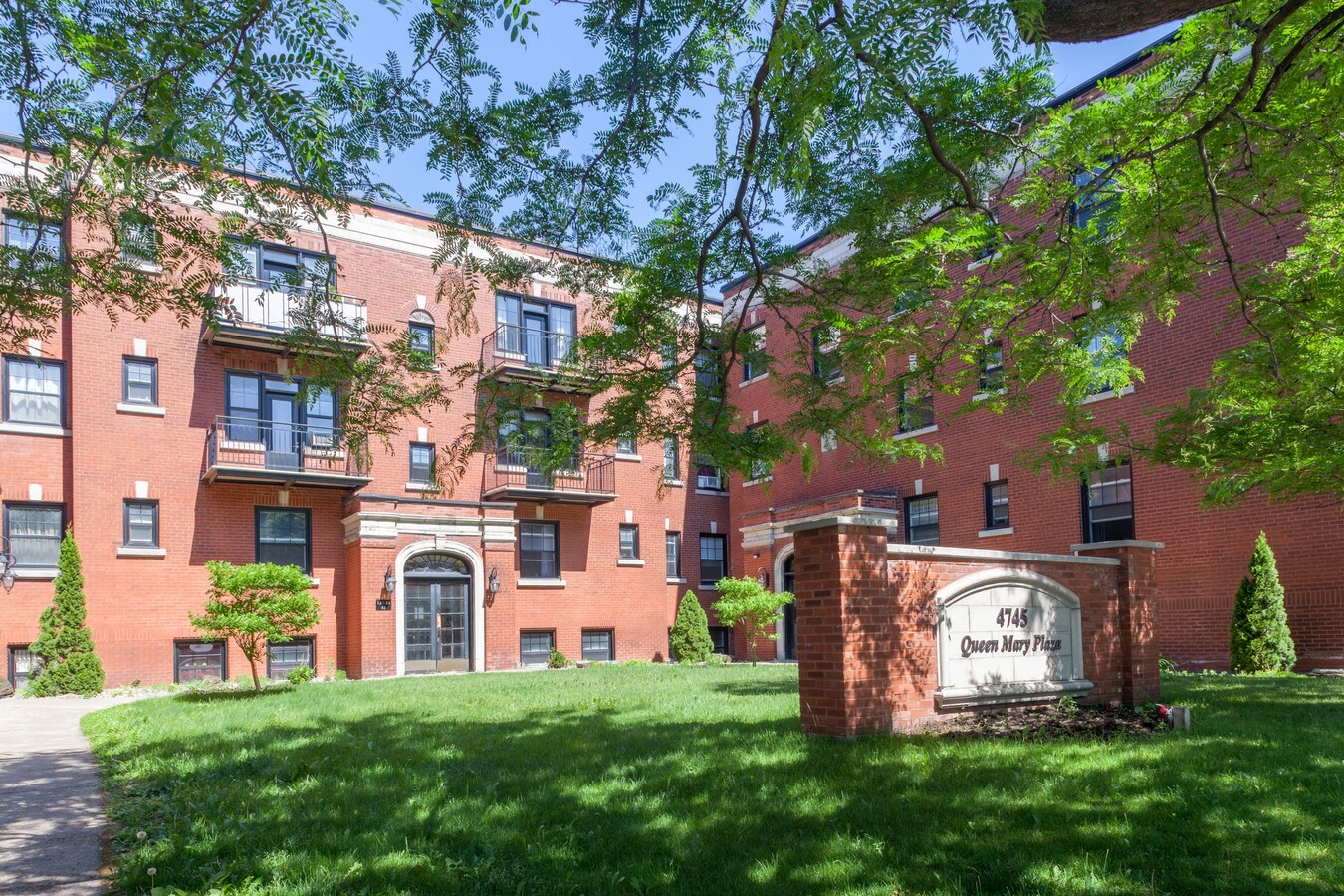 Photo - 4745 Chem. Queen Mary Unité 2