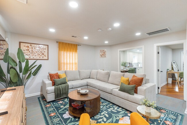 Building Photo - 831 Patchett St Unit ID1363859P