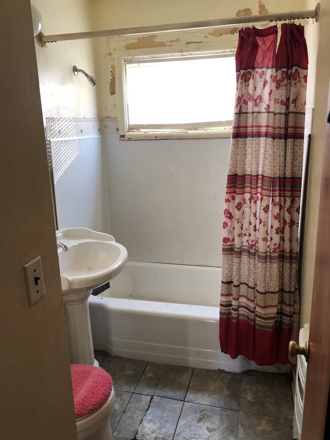Photo - 3 bdrm w/garage