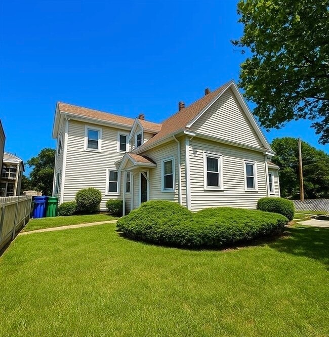 Building Photo - 284 Melrose St Unit A