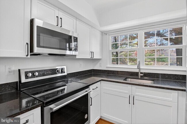 Building Photo - 7753 Inversham Dr Unit 228