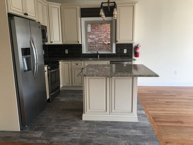 Building Photo - 194 Parkhurst St Unit 2