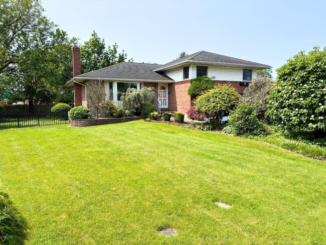 Photo - 310 S Oyster Bay Rd Casa