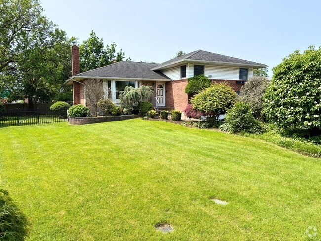 Building Photo - 310 S Oyster Bay Rd Rental