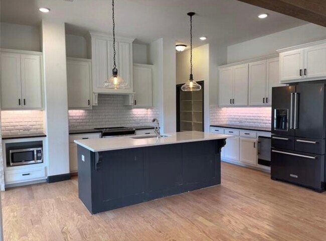 Photo - 560 Inwood St