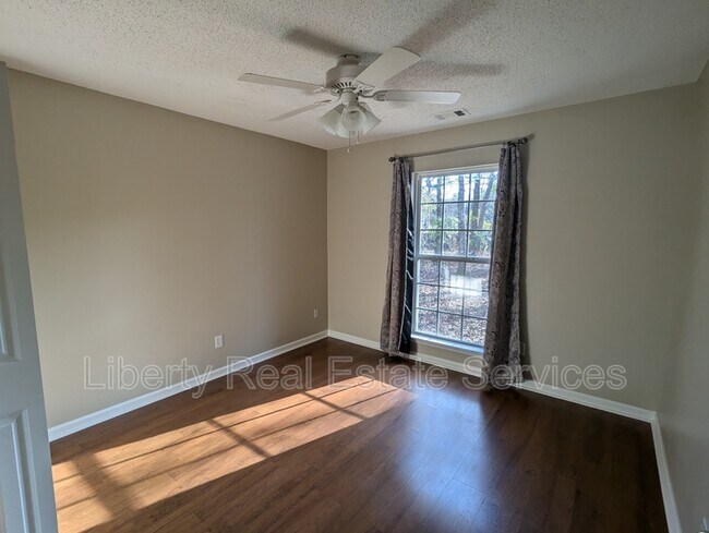 Photo - 550 Laurenburg Dr