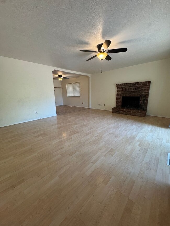 Building Photo - SIZEABLE 3 BED 2 BATH HOME IN THE STARLIGHT SUBDIVISION