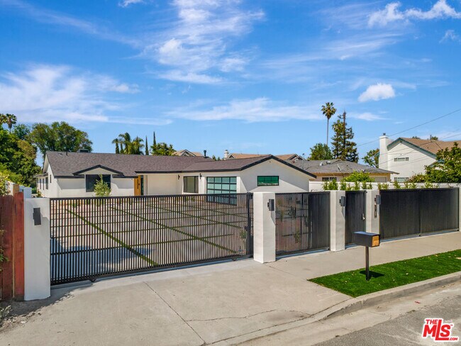Photo - 18053 Erwin St Casa