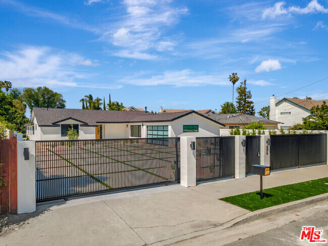 Building Photo - 18053 Erwin St Rental