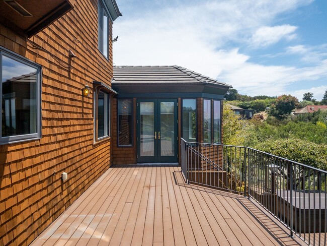 Photo - 4BR/2.5BA 3,274sqft! STUNNING GG VIEWS!!! Yard! Spa! 4 Car Parking! Pet! PROGRESSIVE