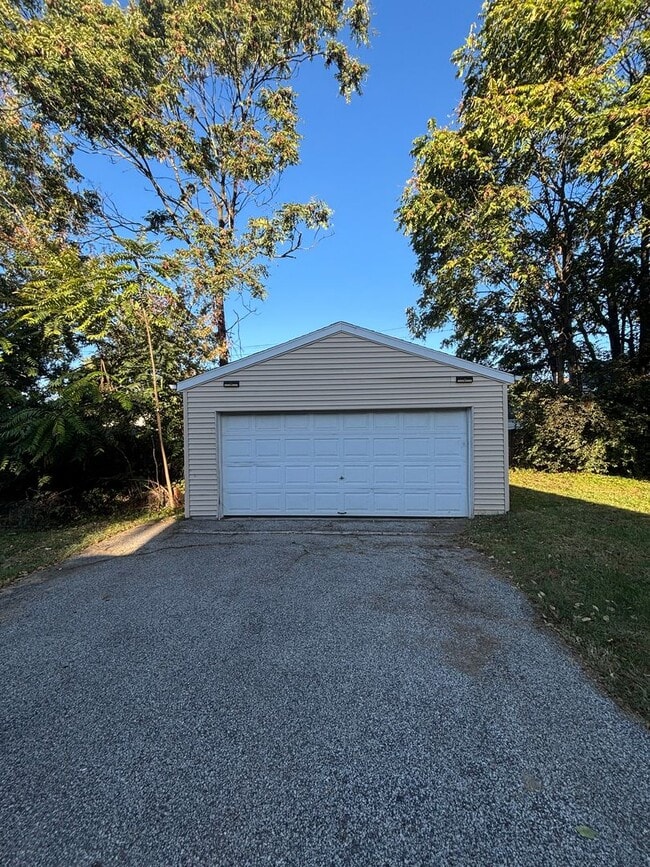 Photo - Beautifully Renovated 3-Bedroom Home – Sec...