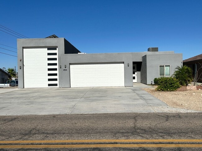 Building Photo - RV Garage Unfurnished Home