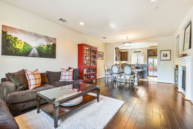 Photo - UPDATED LARGE 1600 sq/ft 3BR/3.5BA Central...