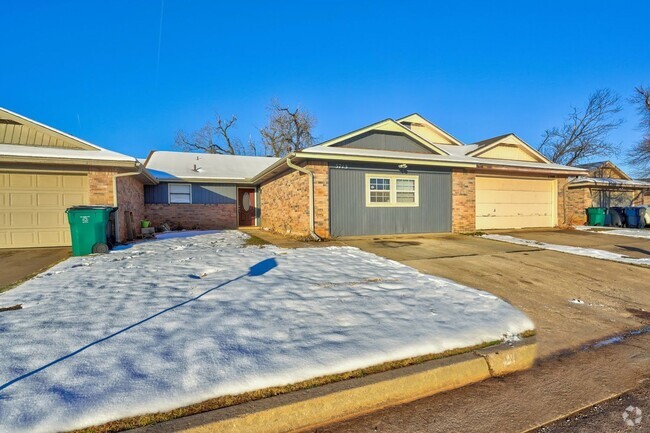 Building Photo - 3 Bedroom 2 bath duplex in SW OKC! Rental