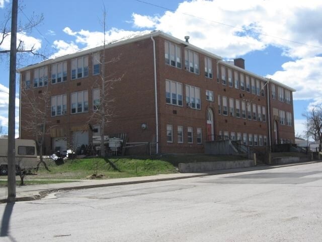 Photo - 1010 State St Apartments