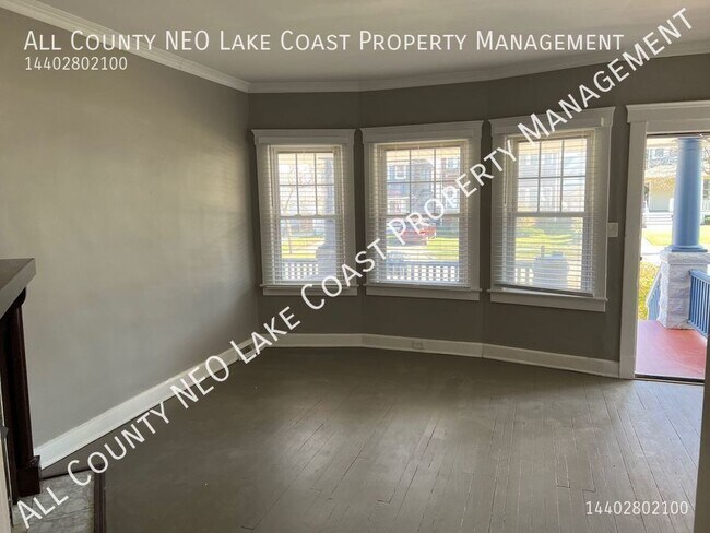 Photo - 1472 Ridgewood Ave