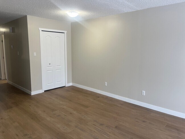 Photo - 4111-4149 49 Ave