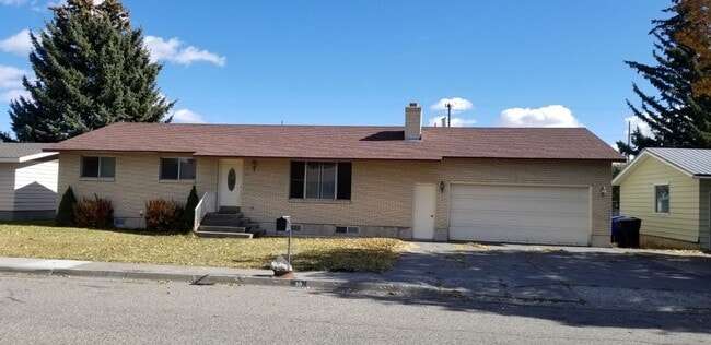 Building Photo - 4 Bed, 3 Bath HOME in Rexburg