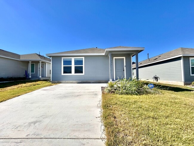 Building Photo - Charming 3/BR 2/BA Home with Spacious Back...