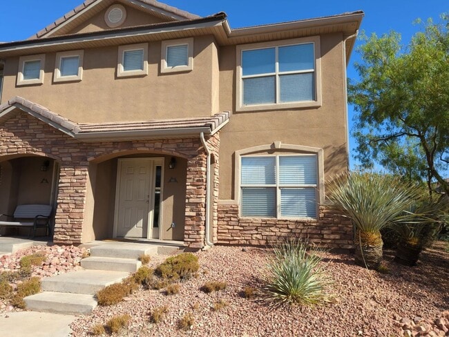 Building Photo - Beautiful 3 Bedroom Townhome In Hidden Valley Heights