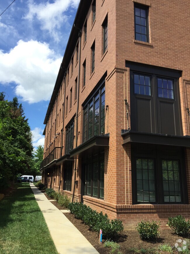 Building Photo - 908 N Buchanan St Rental