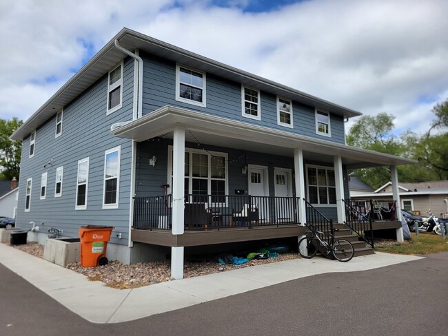 Building Photo - 5 Bed 3 Bath close to UWEC, bike trails, C... Unit 1 Rental