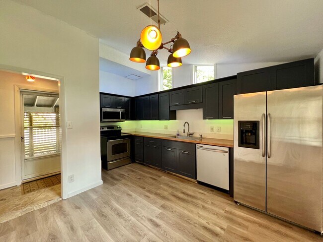 Photo - ADORABLE CONTEMPORARY 2 BEDROOM IN THE HEART OF WEST HILLS!!!