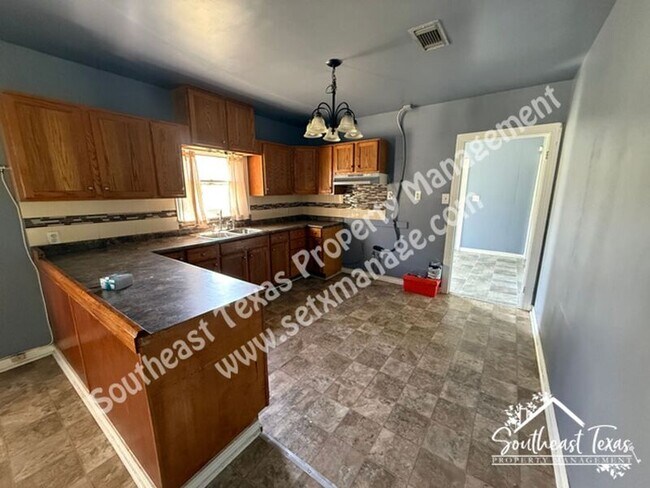 Photo - 3255 Charles St