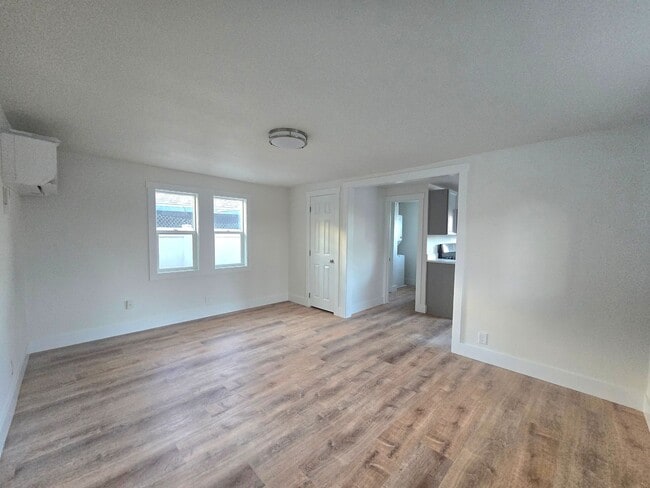 Photo - 706 1/2-9 1/2 Alderson Ave Unidad 9 1/2 Alderson Ave Back