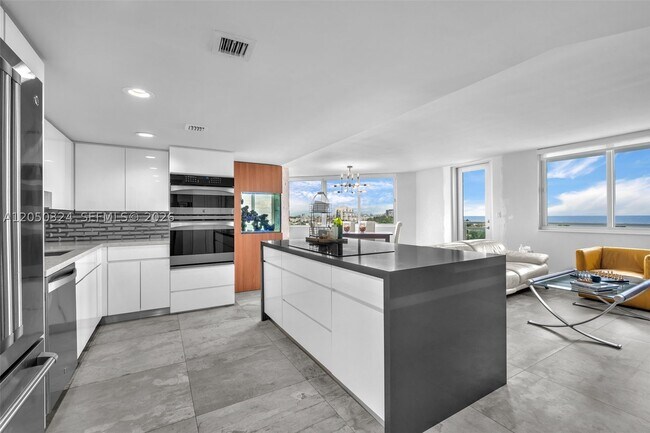 Building Photo - 7135 Collins Ave Unit 736