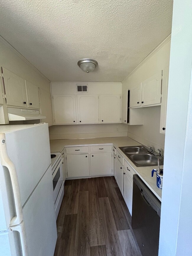 Photo - 937 Kings Rd Unit B