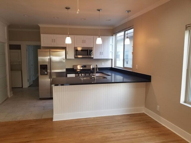 Building Photo - 3119 Fifth Ave Unit #2