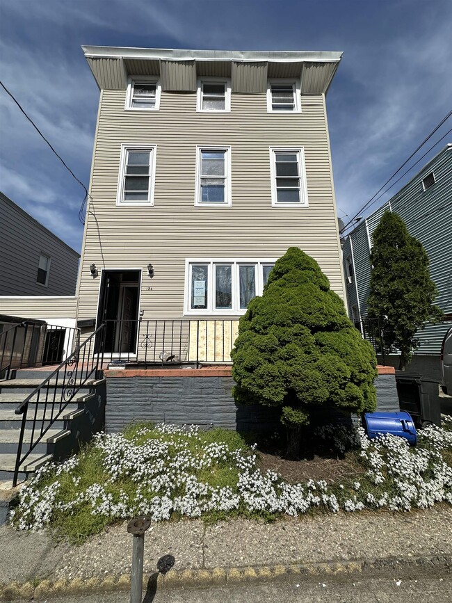 Building Photo - 124 Winfield Ave Unit 1