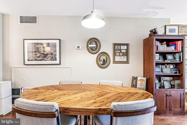 Photo - 335 N St SW