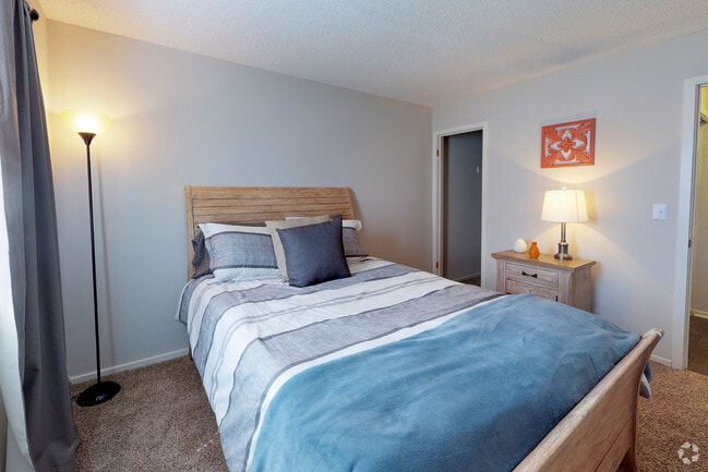 2BR, 2BA - 900 SF